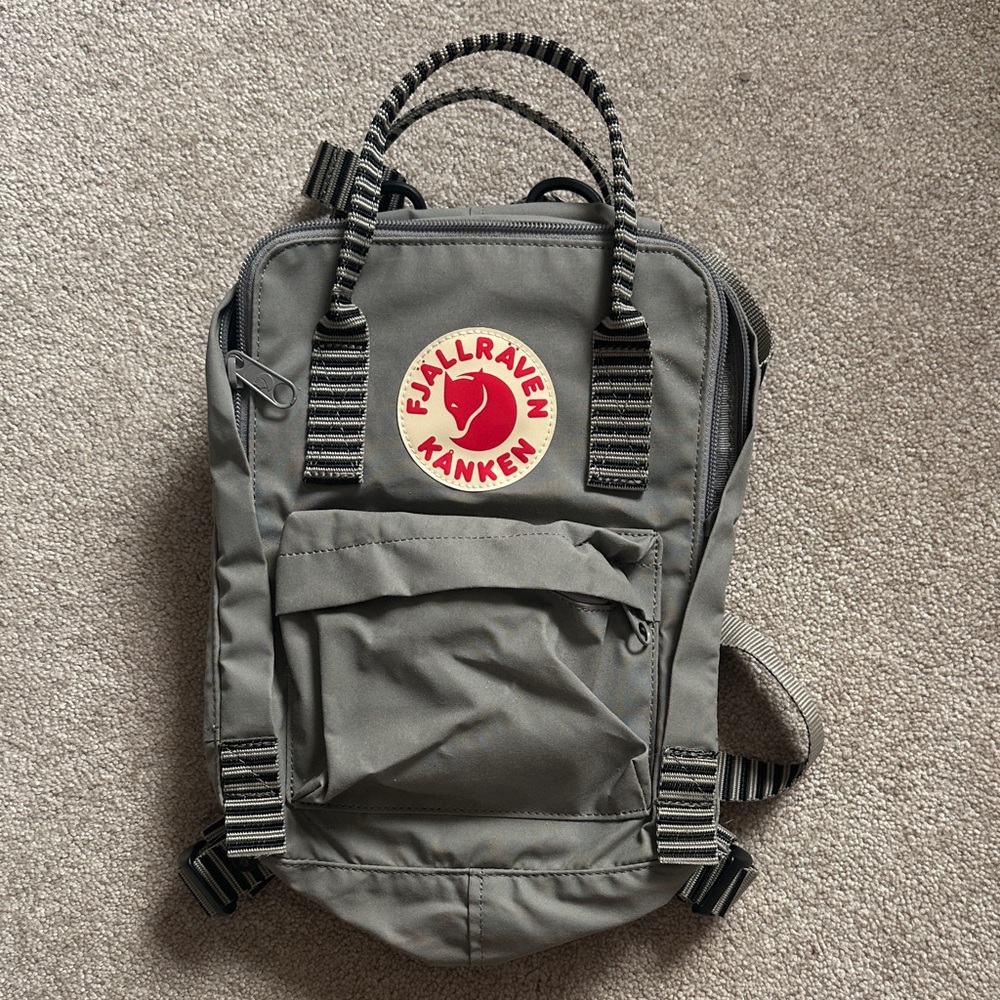 🎒Fjallraven Kånken Backpack in grey. NWOT